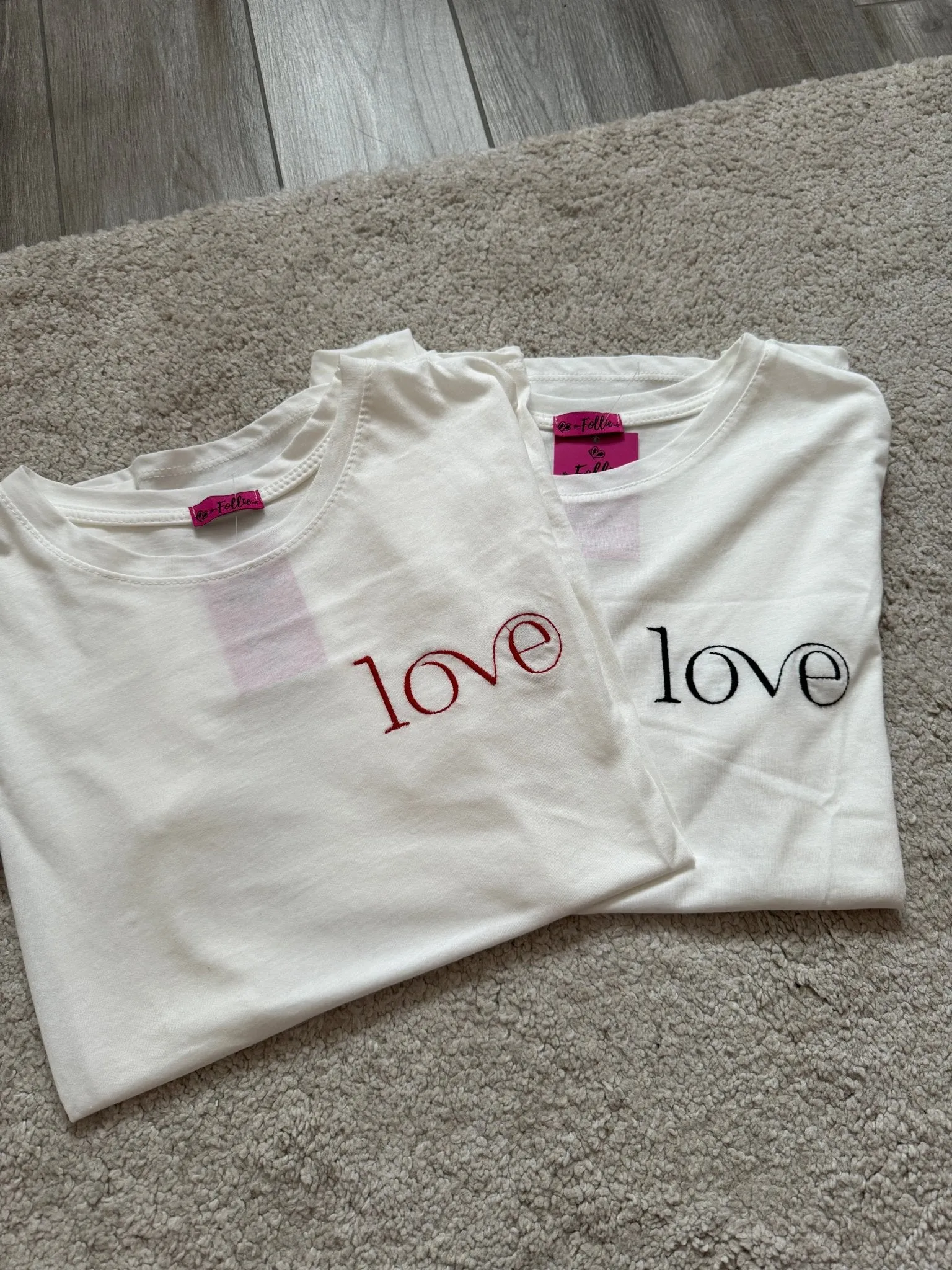 T-shirt bianca con ricamo Love