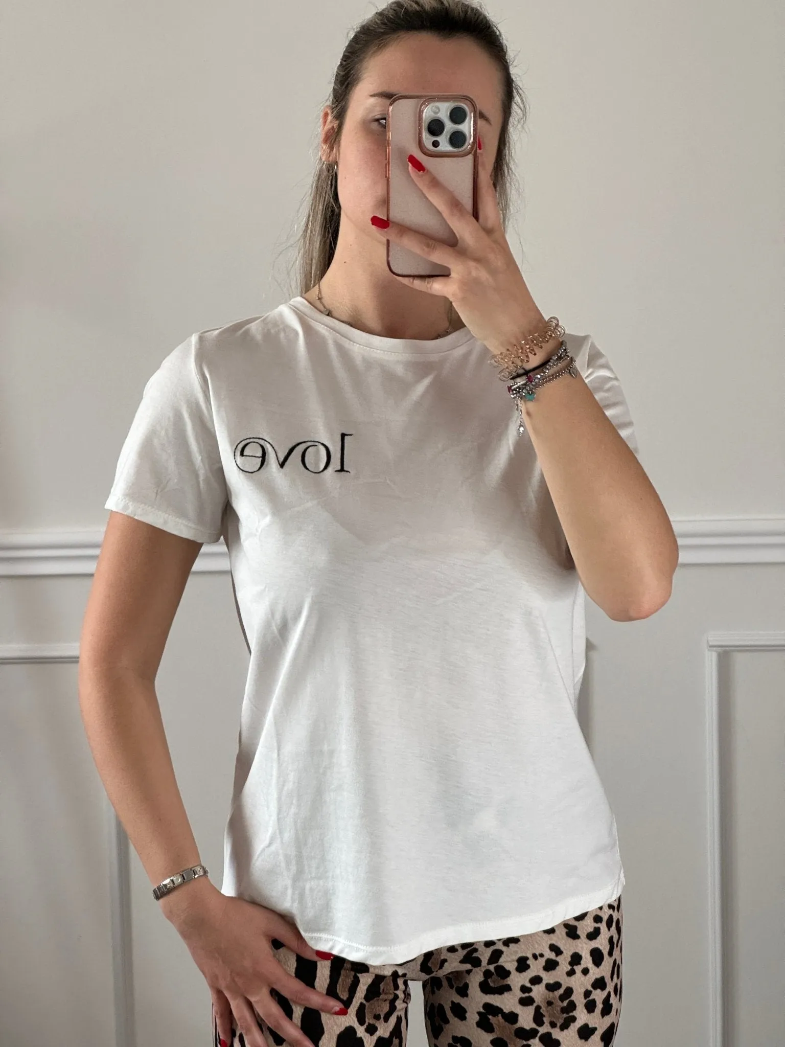 T-shirt bianca con ricamo Love